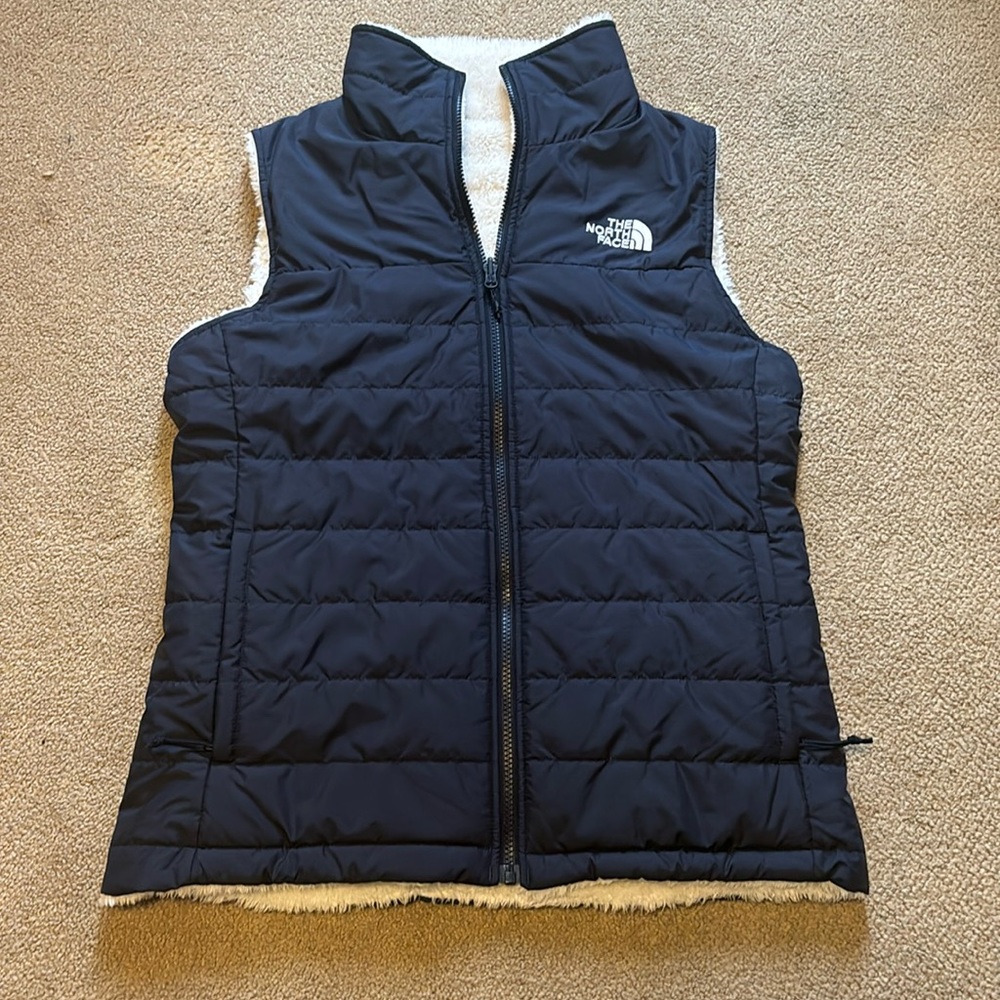 The North Face reversible zip up vest. Navy blue and cream. Size medium.